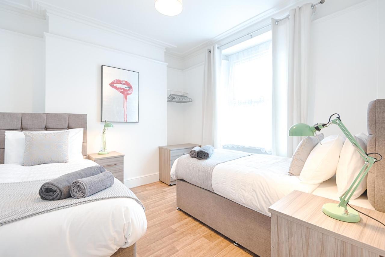 Large Green Garden, 4 Bedrooms, Sleeps 8 Суонси Экстерьер фото