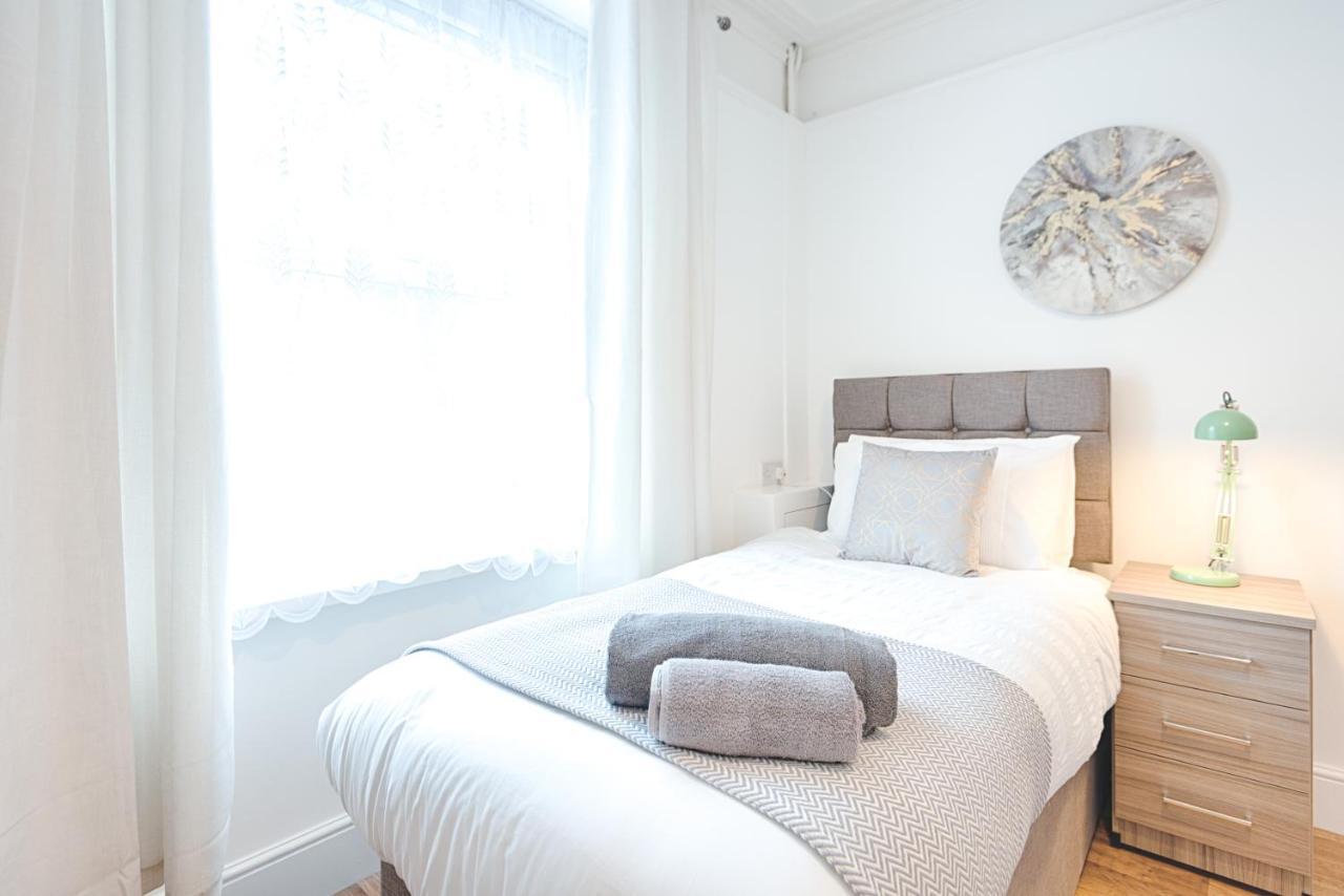 Large Green Garden, 4 Bedrooms, Sleeps 8 Суонси Экстерьер фото